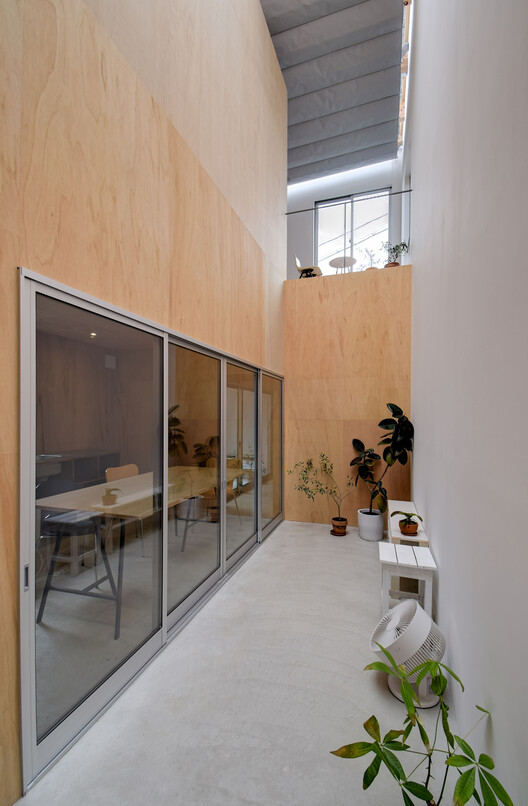 Дом с внутренним садом / Хироши Киносита и партнеры - Фотография интерьера, окна