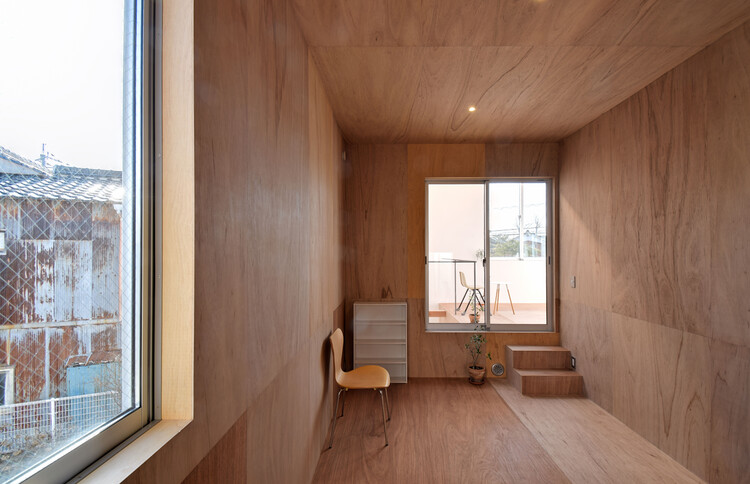 Дом с внутренним садом / Хироши Киносита и партнеры - Фотография интерьера, окна, балка