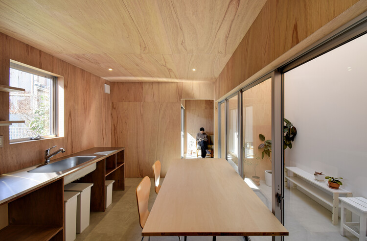 Дом с внутренним садом / Хироши Киносита и партнеры — фотография интерьера, стол, раковина, окна, стул