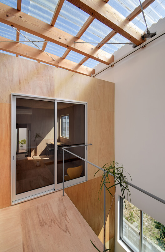 Дом с внутренним садом / Хироши Киносита и партнеры — фотография интерьера, балка, окна