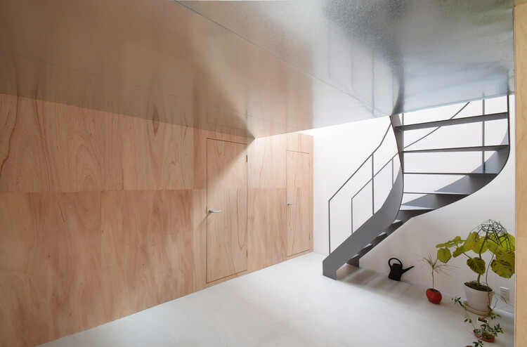 Дом с внутренним садом / Хироши Киносита и партнеры — фотография интерьера, лестницы, перила