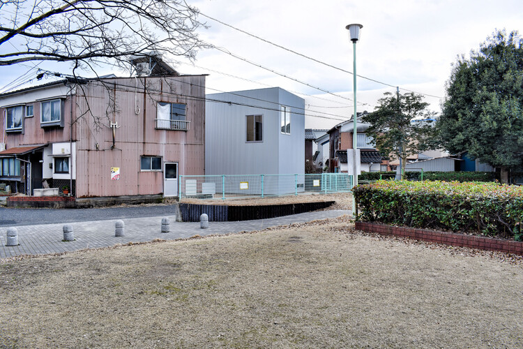 Дом с внутренним садом / Хироши Киносита и партнеры - фотография экстерьера, окна, фасад