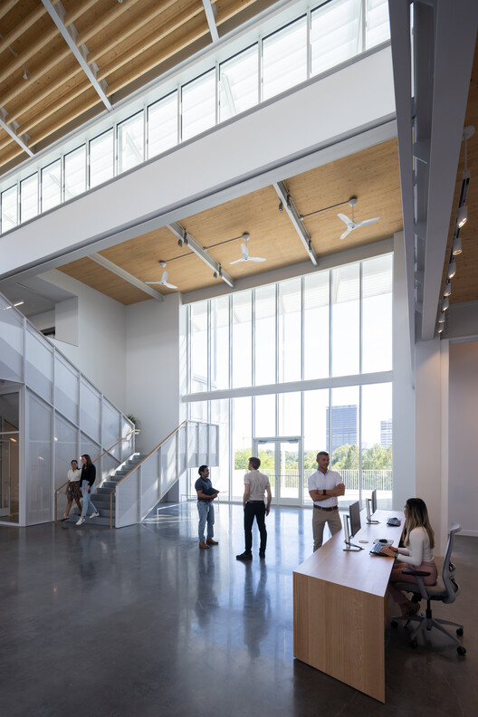 Штаб-квартира Хьюстонского фонда / Kevin Daly Architects + PRODUCTORA - Фотография интерьера, стул, окна