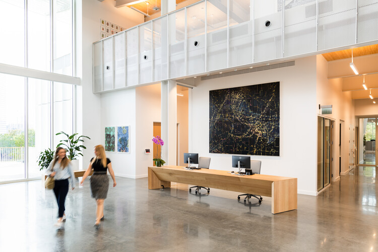 Штаб-квартира Хьюстонского фонда / Kevin Daly Architects + PRODUCTORA - Фотография интерьера, стол
