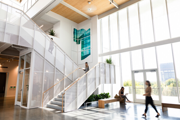 Штаб-квартира Хьюстонского фонда / Kevin Daly Architects + PRODUCTORA - Фотография интерьера, лестницы, стекло, окна, перила