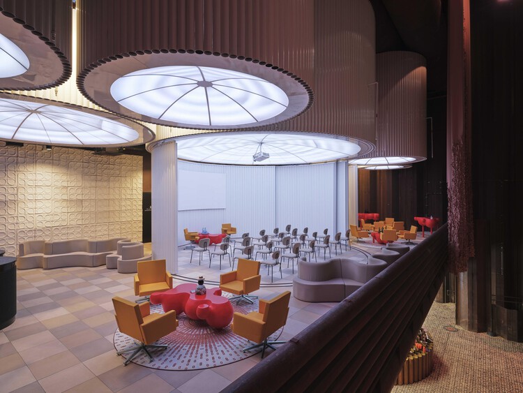 Голландский павильон Дубая / V8 Architects — фотография интерьера, гостиная, стол, стул