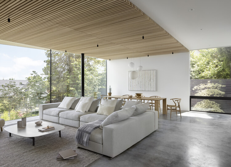 Yield House / Splyce Design — фотография интерьера, гостиная, диван, стол, стул