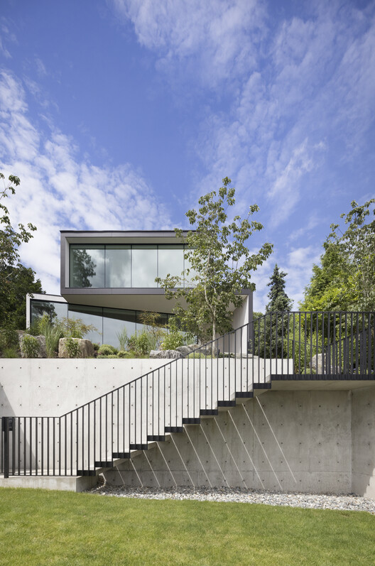 Yield House / Splyce Design - Экстерьерная фотография, забор, лестница, фасад, сад