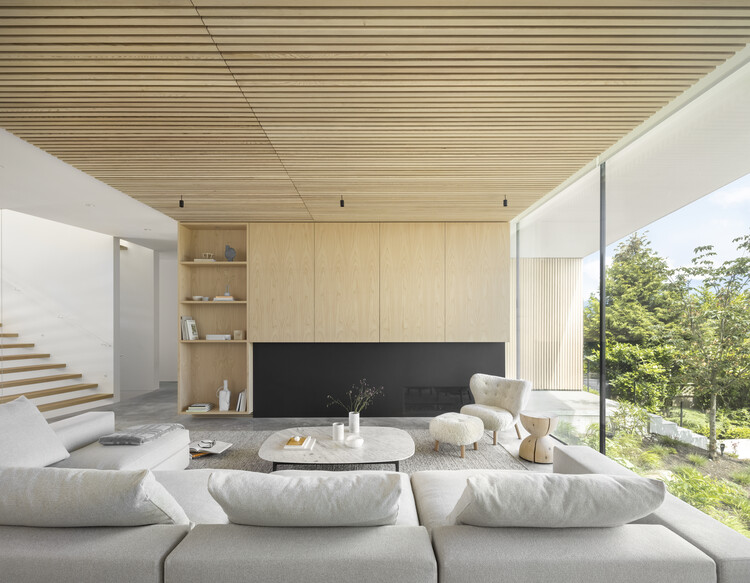 Yield House / Splyce Design — Фотография интерьера, гостиная, стул, балка