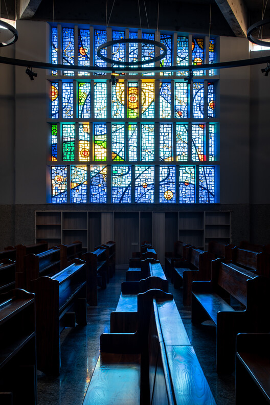 Изменение иконографии церковной архитектуры: 20 примеров современных витражей в церквях — Изображение 18 из 27