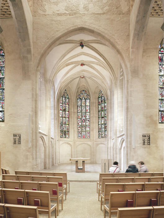 Изменение иконографии церковной архитектуры: 20 примеров современных витражей в церквях — Изображение 11 из 27