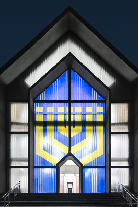 Изменение иконографии церковной архитектуры: 20 примеров современных витражей в церквях — изображение 3 из 27