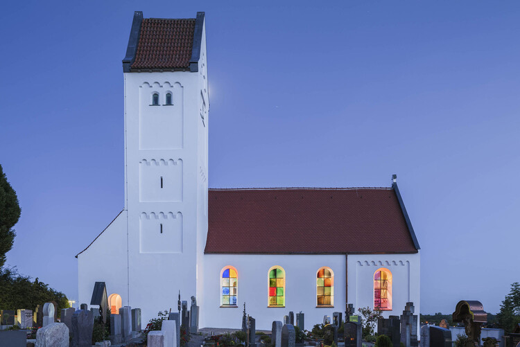 Изменение иконографии церковной архитектуры: 20 примеров современных витражей в церквях — Изображение 13 из 27