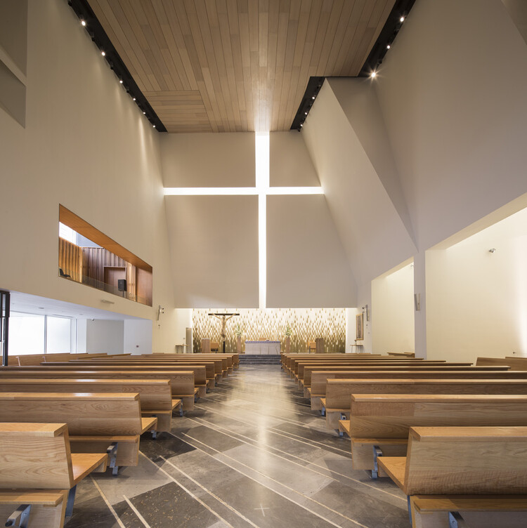 Изменение иконографии церковной архитектуры: 20 примеров современных витражей в церквях — Изображение 24 из 27