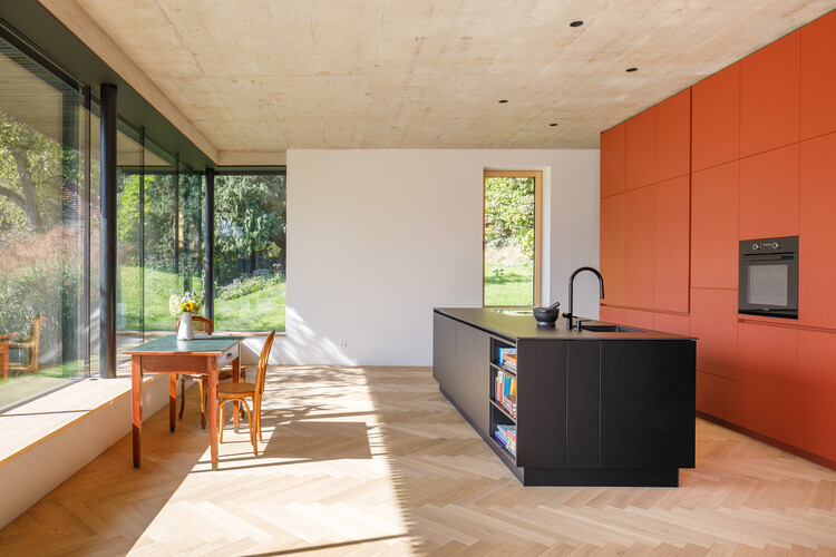 Raute Römerberg / Moser und Hager Architekten - Фотография интерьера, кухня, стол, стул, столешница, окна