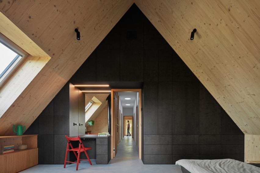 Внутренний двускатный потолок в доме в стиле хижины от Atelier Hajný
