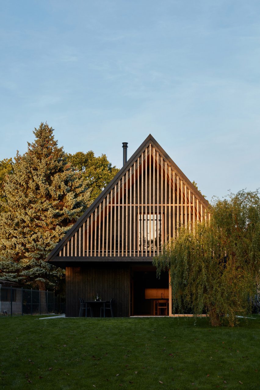 Деревянный фасад дома в стиле хижины от Atelier Hajný