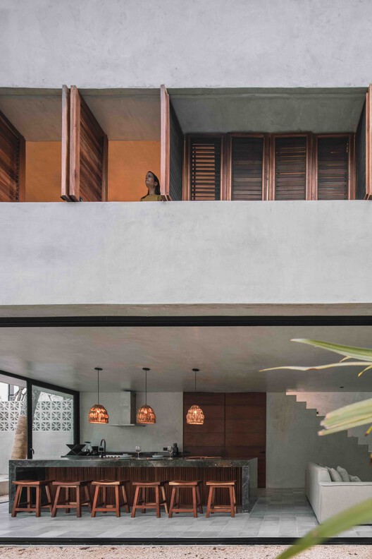 Coral House / Recoveco Taller de Arquitectura - Фотография интерьера, кухня, стол, окна, фасад