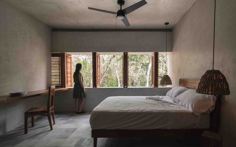 Coral House / Recoveco Taller de Arquitectura - Фотография интерьера, спальня, окна, освещение, кровать, балка