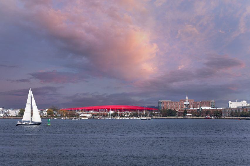 Красная крыша аэропорта Бостона с парусниками в Бостонской гавани