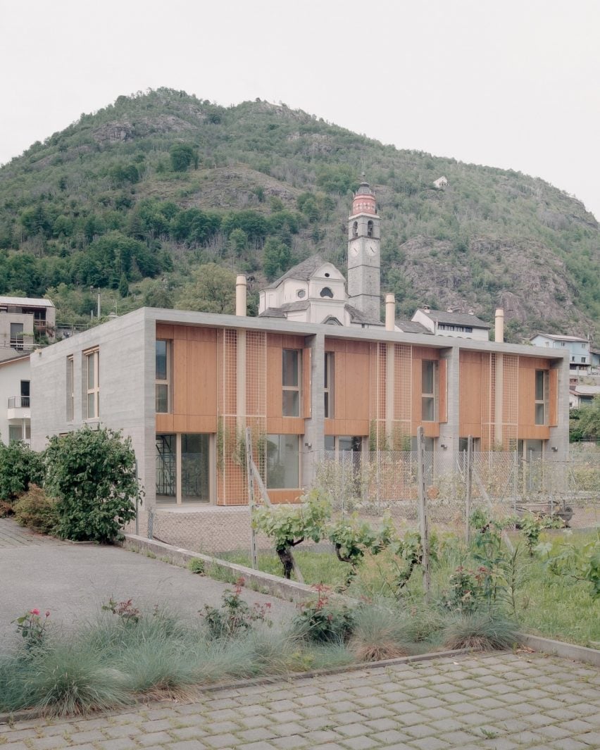 Контекстный вид бетонных домов с террасами в Швейцарии от Atelier Rampazzi