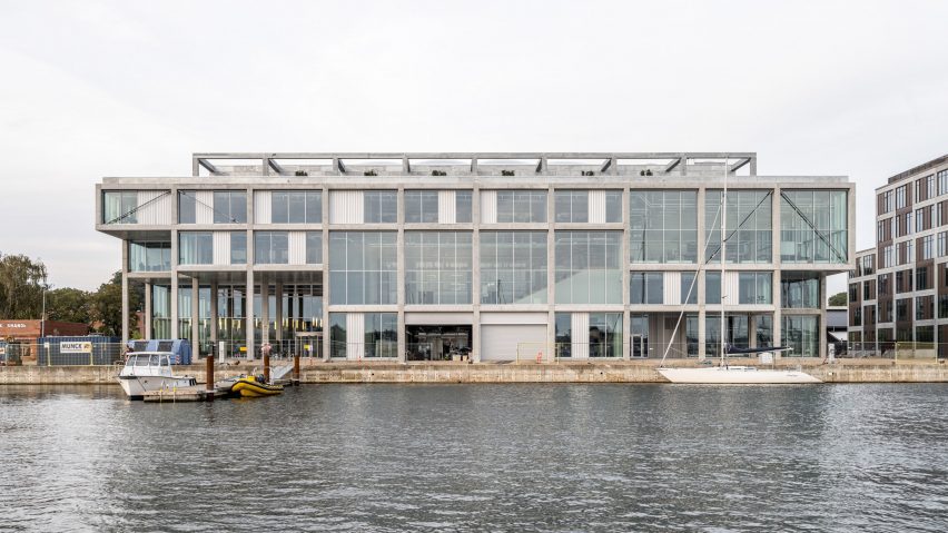 Вид спереди бетонной морской академии в Дании от EFFEKT и CF Moller Architects.
