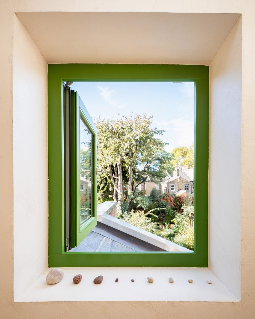 Вид из большого окна с зеленой рамкой