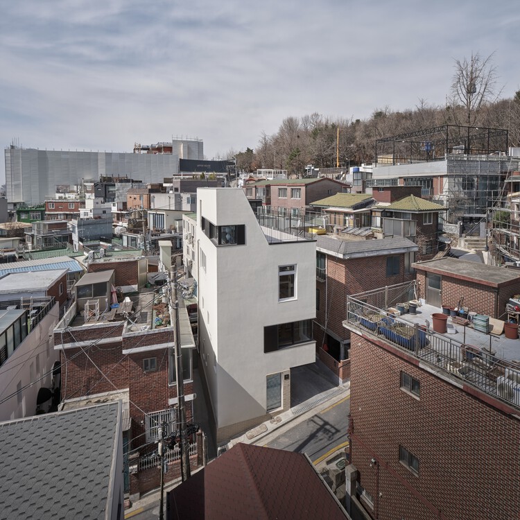 NAMSAMH House / TIUM Architects — фотография экстерьера, окон, городского пейзажа