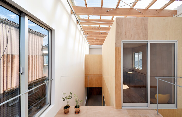Дом с внутренним садом / Хироши Киносита и партнеры - Фотография интерьера, окна, фасад, балка