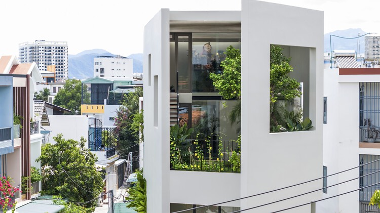 SkyGarden House / Pham Huu Son Architects - Экстерьерная фотография, окна, фасад