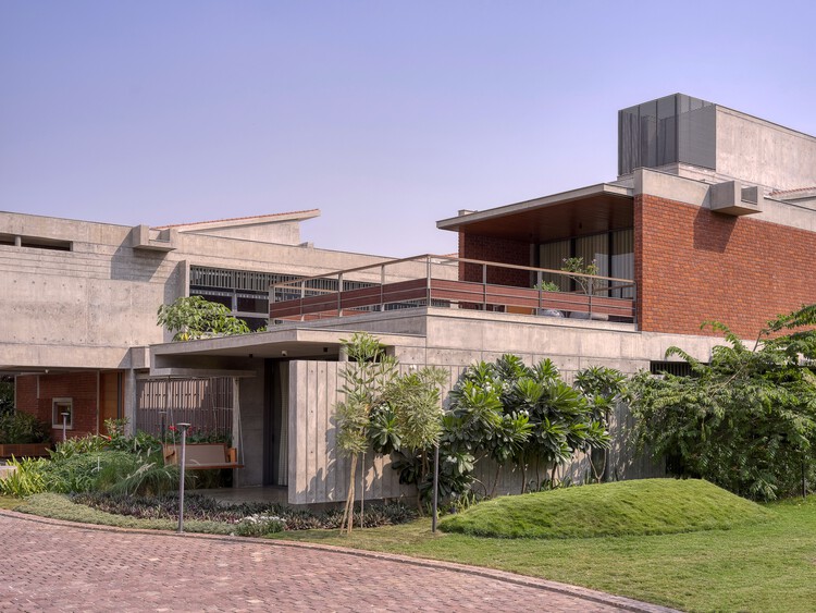 Дом во дворе / Rushi Shah Architects + Tattva Landscapes - Фотография экстерьера, окна, фасад