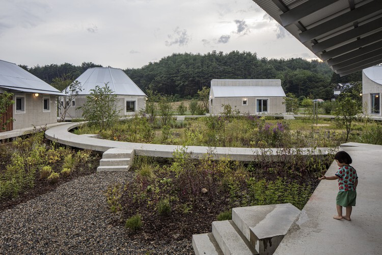 Hoji Gangneung Houses / aoa Architects - Экстерьерная фотография, окна, сад