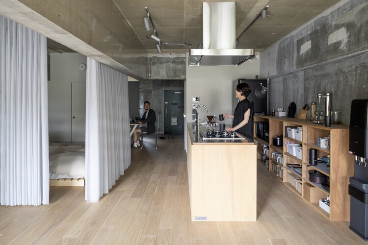Home Ground / KOSAKU - Фотография интерьера, кухня, стул, стеллажи