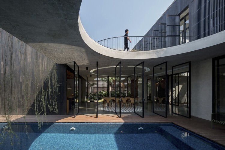 Halo House / Tamara Wibowo Architects — фотография экстерьера, стул, окна