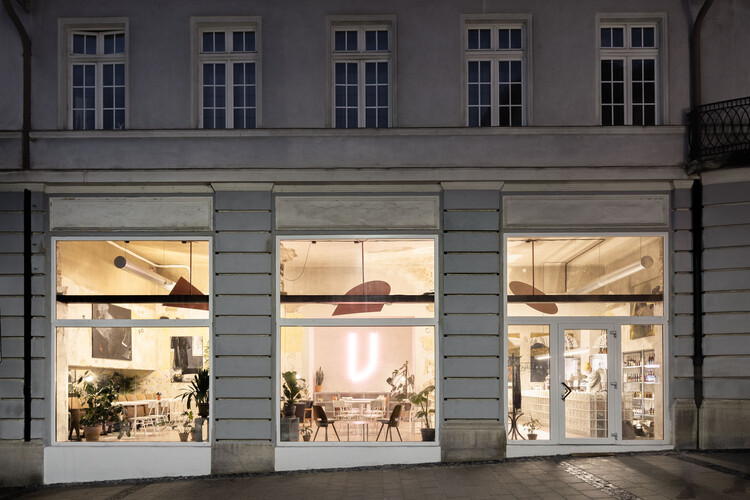 Café Výklad / Grau Architects - Фотография интерьера, окон, фасада, колонны