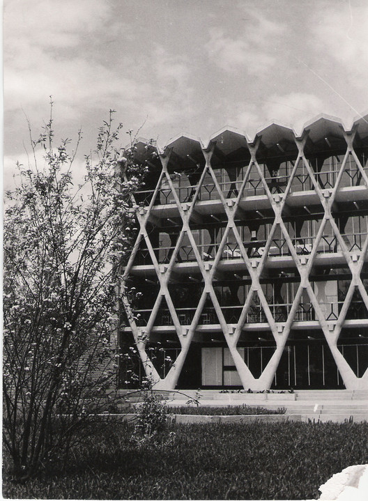 Классика архитектуры: Архитектурная школа Мендосы / Энрико Тедески — изображение 1 из 22