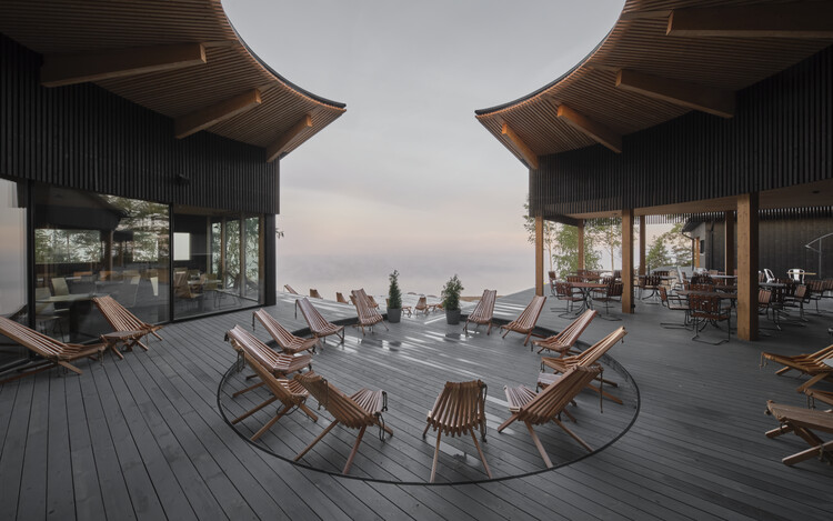 Pistohiekka Resort / Studio Puisto - Фотография интерьера, дерево, стул, палуба