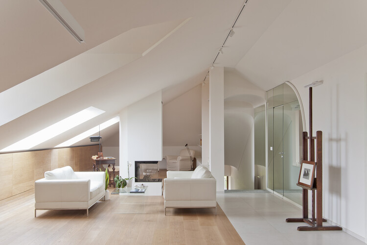 Квартира с деревом и ковром / Bodà Architetti - Фотография интерьера, гостиная, диван