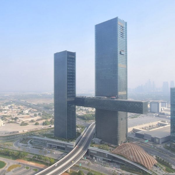 На фотографиях видна самая длинная в мире консоль One Za’abeel в Дубае.