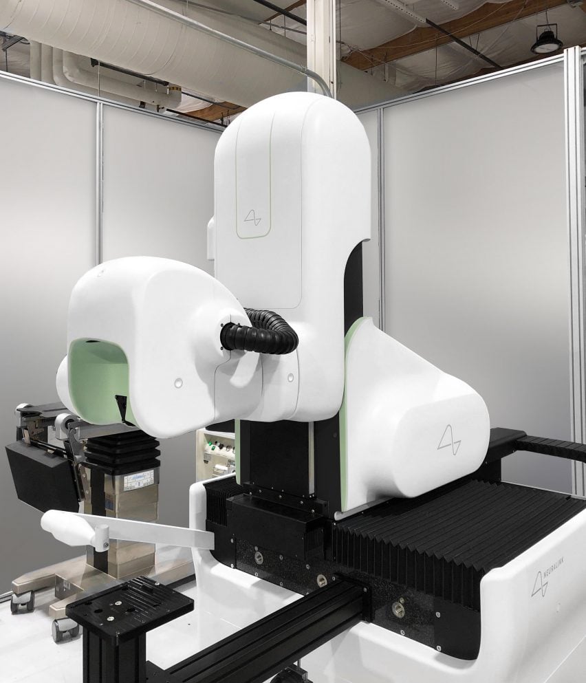 Илон Маск представил новый дизайн мозгового имплантата Neuralink и робота, который его вставляет