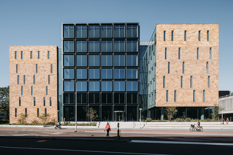 Офис EDGE Stadium / Atelier PRO Architects - Фотография экстерьера, фасад, окна
