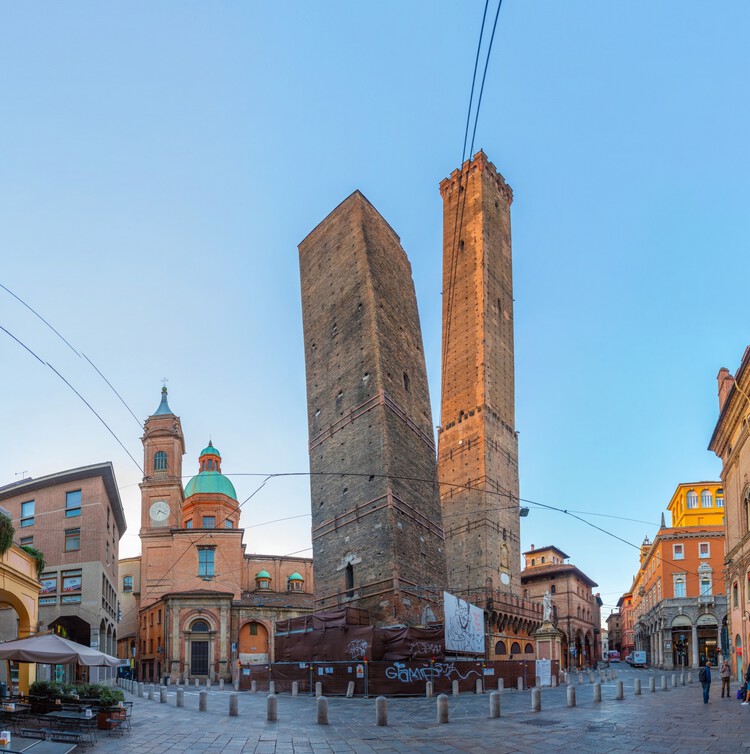 «Падающая башня» XII века в Болонье подвергнется масштабной реставрации из-за опасений обрушения – изображение 1 из 5