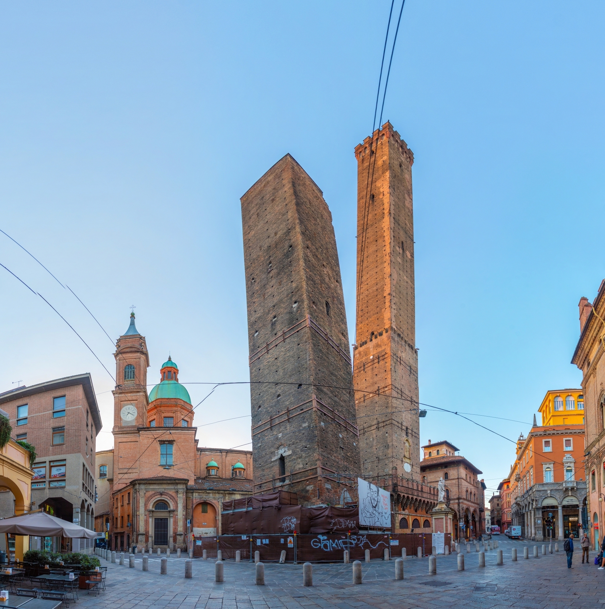 «Падающую башню» XII века в Болонье собираются подвергнуть обширной реставрации из-за опасений обрушения