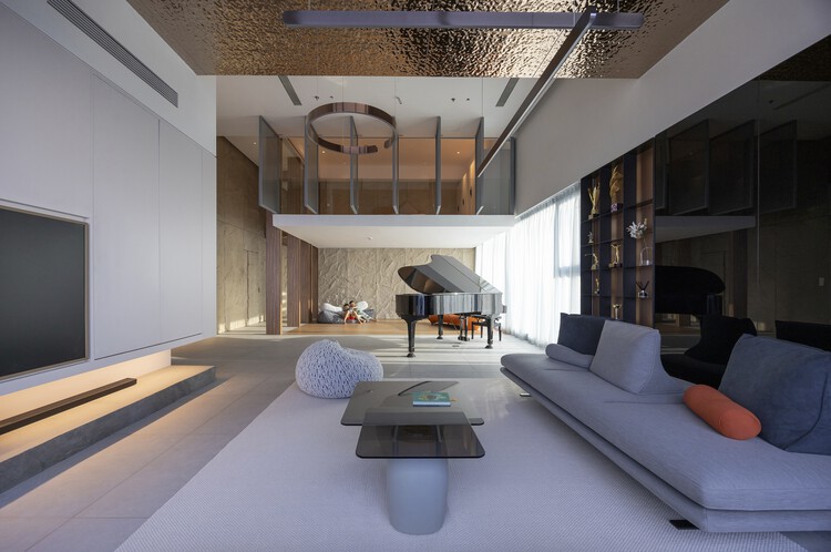Пентхаус Кабучин / Idee Architects - Фотография интерьера, гостиная, стол
