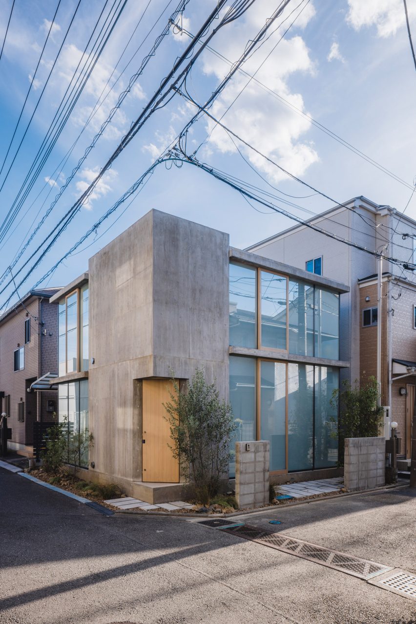 Дневной вид на дом с клетчатым узором в Японии от IGArchitects