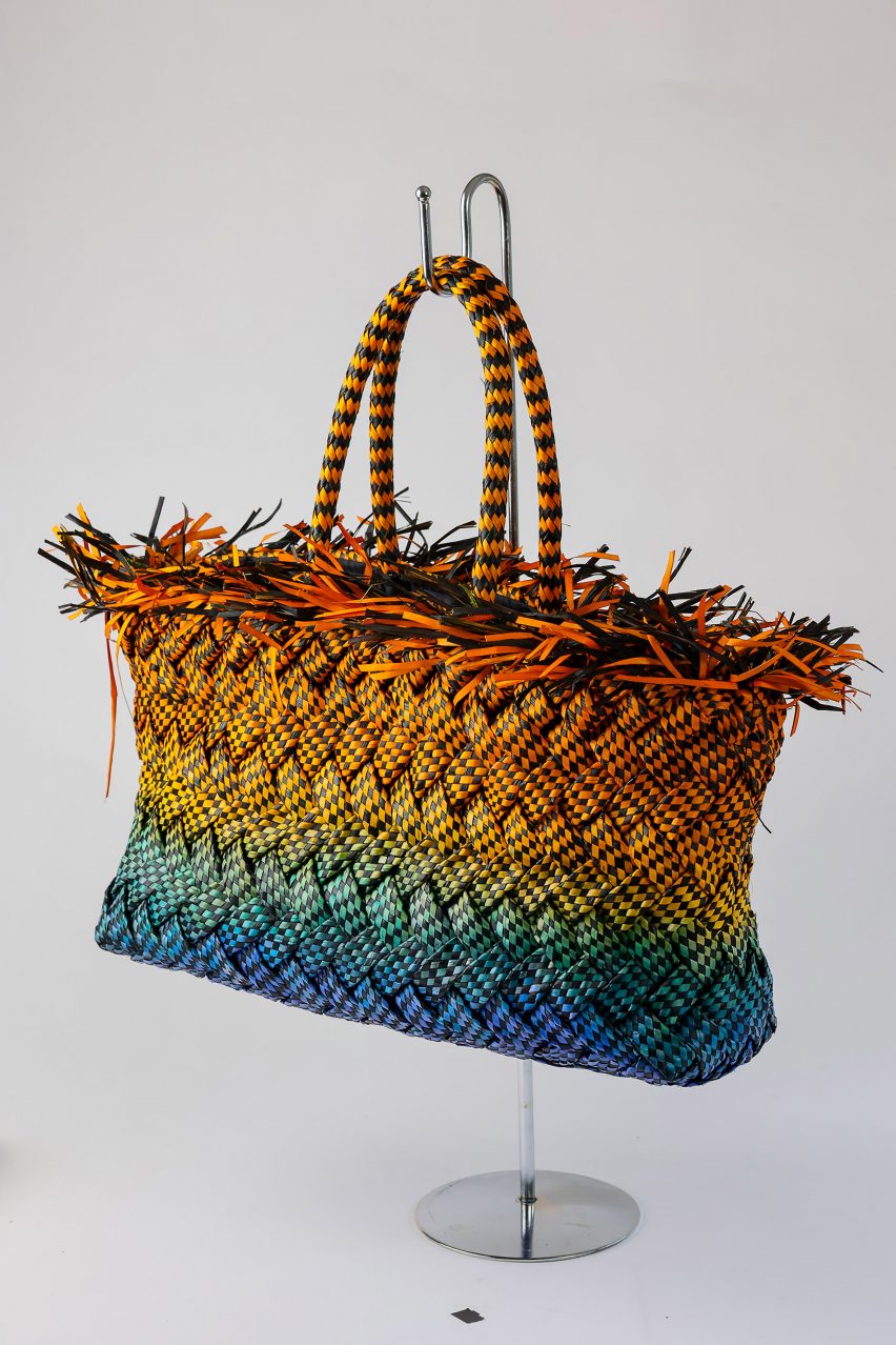Плетеная сумка радужного цвета