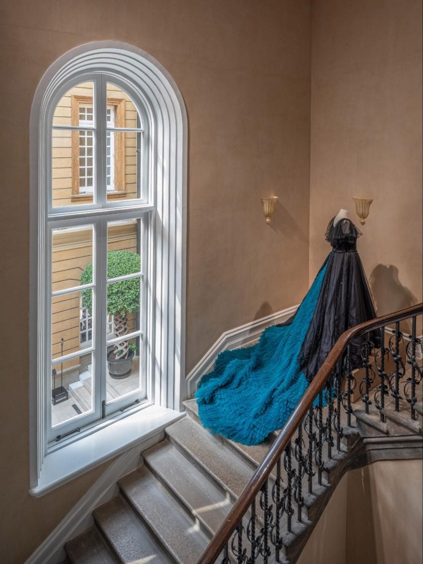 Фото платья на лестнице