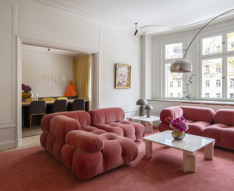 Ремонт квартиры в Карлавегене / Spring Architektkontor - Фотография интерьера, гостиная, диван, стол, окна