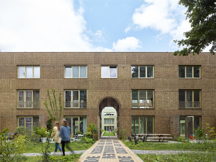 Spaarndammerhart Housing / Marcel Lok_Architect + Korth Tielens Architects - Фотография экстерьера, окна, дверь, кирпич, фасад, двор
