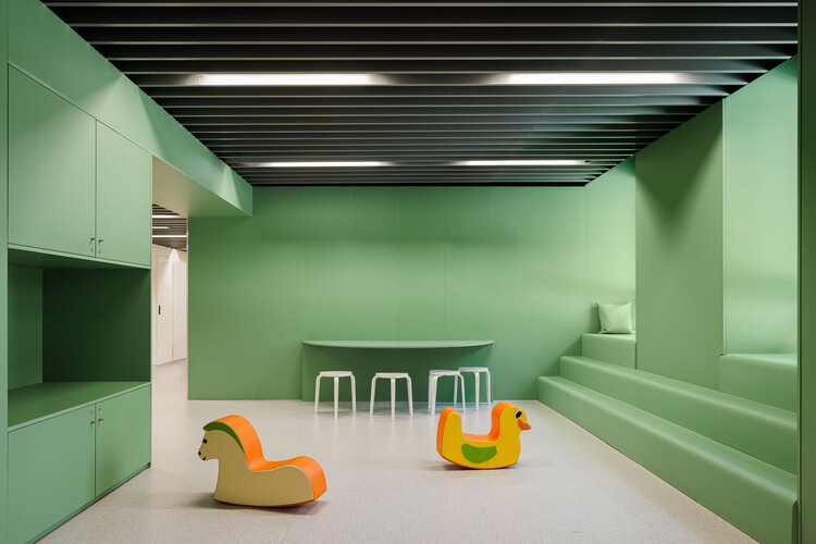 Um cenário de cor na nova Ala Pediátrica do Hospital de São João do Porto / ARG Studio — Фотография интерьера, лестницы
